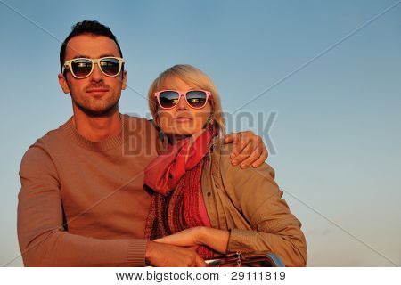 felice giovane coppia in amore hanno tempo romantico al tramonto estivo a nave barca mentre che rappresenta u