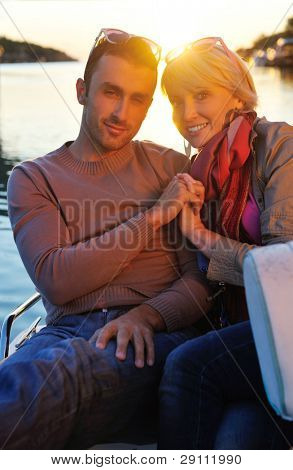 felice giovane coppia in amore hanno tempo romantico al tramonto estivo a nave barca mentre che rappresenta u