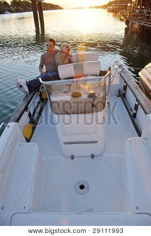felice giovane coppia in amore hanno tempo romantico al tramonto estivo a nave barca mentre che rappresenta u