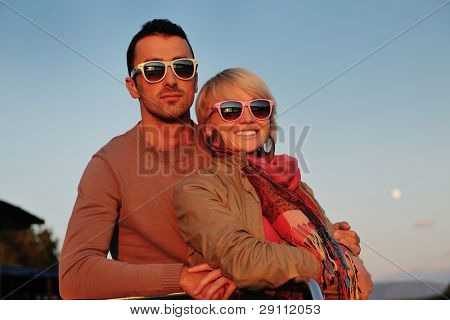 felice giovane coppia in amore hanno tempo romantico al tramonto estivo a nave barca mentre che rappresenta u