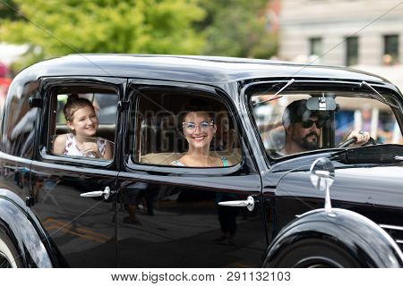 Auburn, Indiana, Usa - September 9, 2018 The Auburn Cord Duesenberg Festival, A Family Driving In An