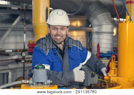 The Mechanic - The Repairman , Operator Production Gas, Oil, Gas Industry. Gas Conditioning Equipmen