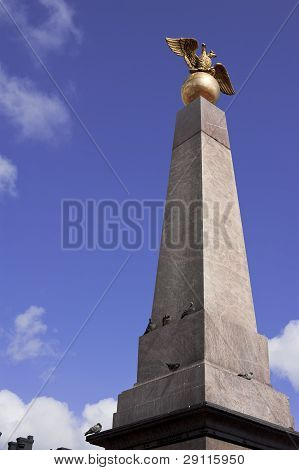 Obelisk z złoty Dwugłowy orzeł