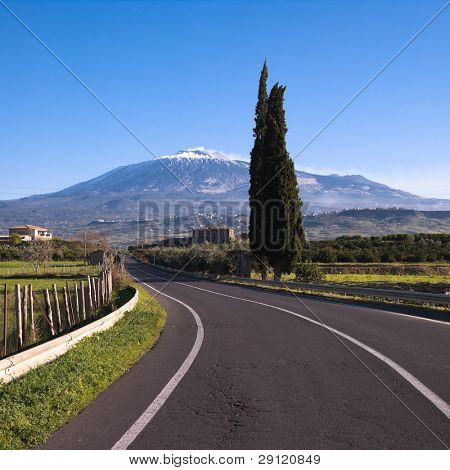 火山エトナ山への道