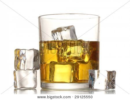 verre de whisky et de la glace isolé on white
