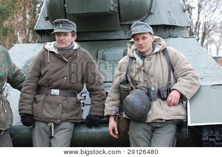 WW2 Alman askerlerinin Sovyet tank yakın. Reenacting