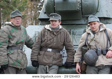 WW2 Alman askerlerinin Sovyet tank yakın. Reenacting