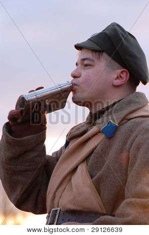 Voják pít alkohol. Nejčastější WW1
