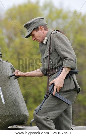 Alman askeri Sovyet tank keşfedin. WW2 reenacting