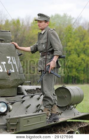 Alman askeri Sovyet tank keşfedin. WW2 reenacting