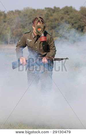 Tysk soldat i gasmaske. WW2 reenacting