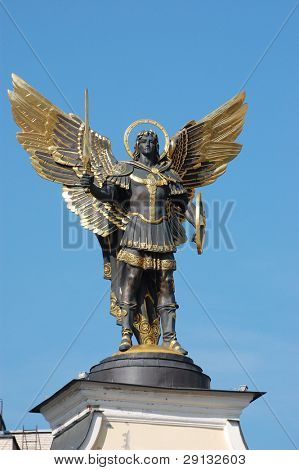 Estátua Arcanjo em Kiev na Ucrânia