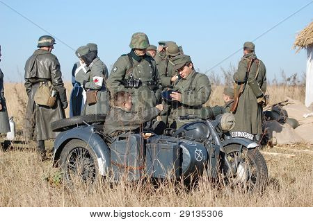 KIEV, Ucraina - NOV 9: Persona in uniforme militare tedesco WW2. Membro del club di storia militare Sta rosso