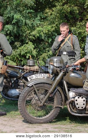 KIEV, Ucraina - 6 settembre 2008: Membro del club di storia militare Red Star indossa un tedesco WW2 milit