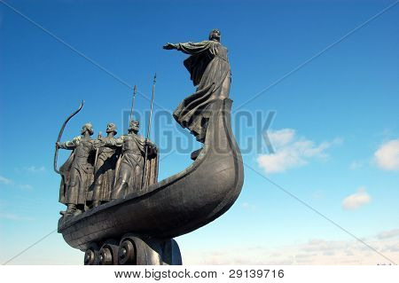  berømte monument til de mytiske grundlæggerne af Kiev på floden Dnepr