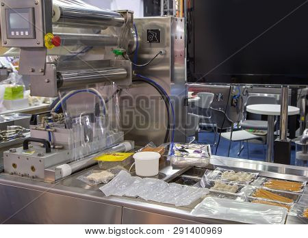 Linear Tray Food Vacuum Thermoforming And Packaging Machine