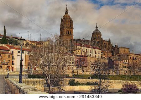 Beautiful Winter Landscape Photo Of Ancient Salamanca. Catedral Nueva De Salamanca At The Top. Popul
