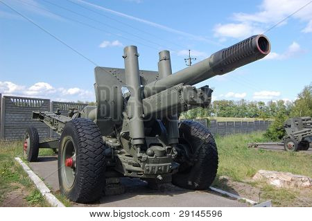 Neuvostoliittolainen 152 mm tykki WW2.Anniina Petrovtsi. Lähellä kohdetta: Kiova, Ukraina (Malorussia)