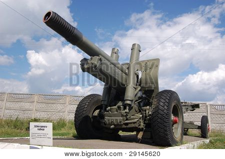 Neuvostoliittolainen 152 mm tykki WW2.Anniina Petrovtsi. Lähellä kohdetta: Kiova, Ukraina (Malorussia)