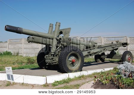 Neuvostoliittolainen 152 mm tykki WW2.Anniina Petrovtsi. Lähellä kohdetta: Kiova, Ukraina (Malorussia)