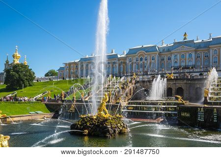 Saint- Petersburg, Russia - July 10, 2017: Grand Petergof Palace And Fountains Of The Grand Cascade 