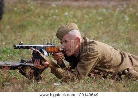 KIEV, UKRAINE - SEPT 6,: Medlem af en historie club wears en historiske sovjetiske ensartet som han deltagelse