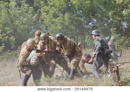 KIEV, UKRAINE - SEPT 6: Medlemmerne af en historie klub bærer en historisk militær uniformer som de par