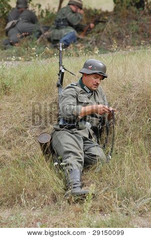 KIEV, UKRAINE - SEPT 6,: Medlem af en historie club wears en historisk tyske uniformer som han particip