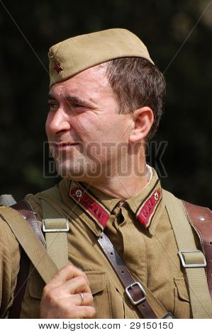KIEV, UKRAINE - SEPT 6,: Medlem af en historie club bærer en historiske sovjetiske uniformer som han pengeseddel