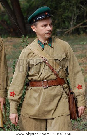 KIEV, UKRAINE - SEPT 6,: Medlem af en historie club bærer en historiske sovjetiske uniformer som han pengeseddel