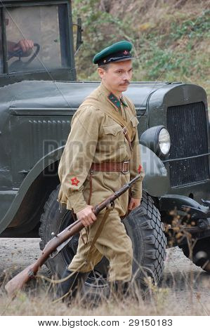 KIEV, UKRAINE - SEPT 6,: Medlem af en historie club bærer en historiske sovjetiske uniformer som han pengeseddel