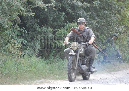 KIEV, Ucraina - 6 settembre: Membri di un club storia indossano uniformi tedesche storiche come essi particip
