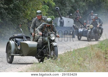 KIEV, Ucraina - 6 settembre: Membri di un club storia indossano uniformi tedesche storiche come partecipazione