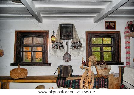 HDR.Ucraina contadina storica dimora interiore con vari articoli casa. (Museo)