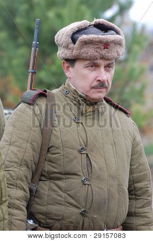 KIOVA, Ukraina - joulu 6: Jäsen historia club jalassaan historiallinen Neuvostoliiton univormut aikana WWII reena