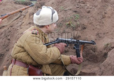 KIOVA, Ukraina - joulu 6: Jäsen historia club jalassaan historiallinen Neuvostoliiton univormut aikana WWII reena