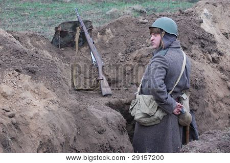 KIOVA, Ukraina - joulu 6: Jäsen historia club jalassaan historiallinen Neuvostoliiton univormut aikana WWII reena