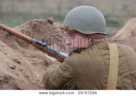 KIOVA, Ukraina - joulu 6: Jäsen historia club jalassaan historiallinen Neuvostoliiton univormut aikana WWII reena