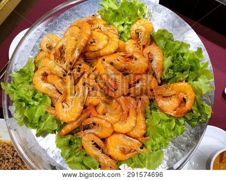 Selective Focus, Close Up Of Barbecued Shrimp On Tray In Restaurant, Grilled Giant River Prawn As A 