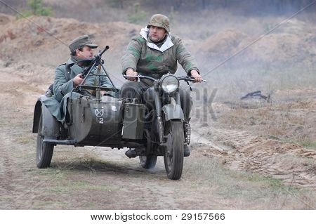 KIEV, Ucraina - 6 DEC: Membro di un club storia indossa uniformi tedesche storiche durante un reena WWII