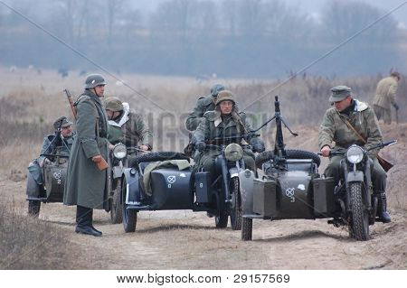 KIEV, Ucraina - 6 DEC: Membro di un club storia indossa uniformi tedesche storiche durante un reena WWII