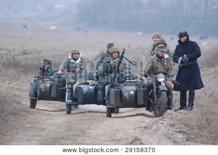 KIEV, Ucraina - 6 DEC: Membri di un club storia indossano uniformi tedesche storiche durante un reena WWII