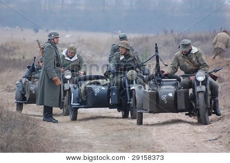 KIEV, Ucraina - 6 DEC: Membri di un club storia indossano uniformi tedesche storiche durante un reena WWII