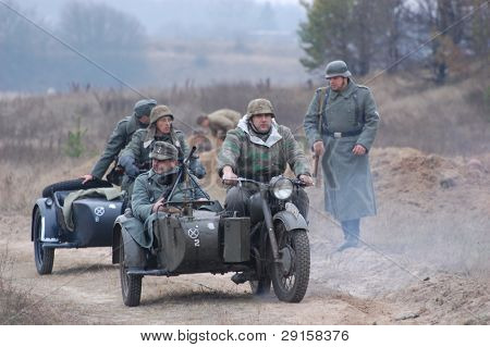 KIEV, Ucraina - 6 DEC: Membri di un club storia indossano uniformi tedesche storiche durante un reena WWII