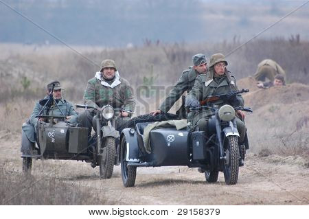 KIEV, Ucraina - 6 DEC: Membri di un club storia indossano uniformi tedesche storiche durante un reena WWII