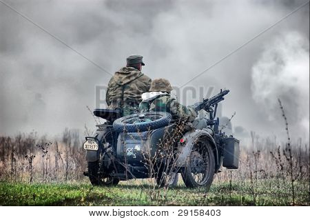 KIEV, Ucraina - 6 DEC: Membri di un club storia indossano uniformi tedesche storiche durante un reena WWII