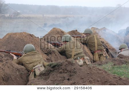 KIOVA, Ukraina - joulu 6: Jäsenten historia club jalassaan historiallinen Neuvostoliiton univormut aikana WWII-Ville