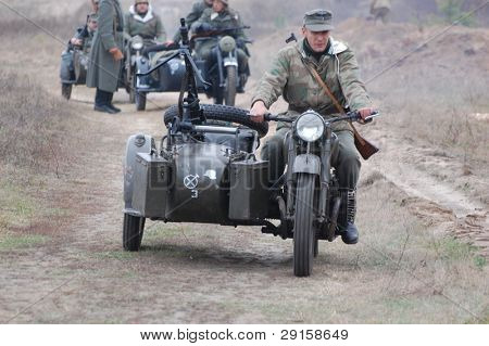 KIEV, Ucraina - 6 DEC: Membri di un club storia indossano uniformi tedesche storiche durante un reena WWII
