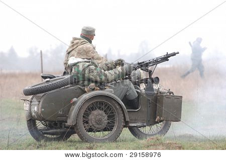 KIEV, Ucraina - 6 DEC: Membro di una storia club wear storiche uniformi tedesche durante un reenac WWII