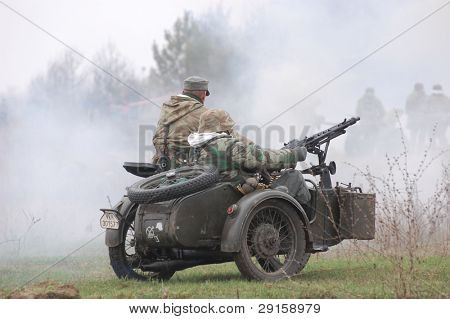 KIEV, Ucraina - 6 DEC: Membro di una storia club wear storiche uniformi tedesche durante un reenac WWII